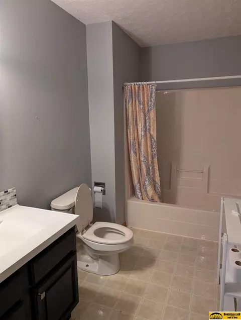 Bath - 1513 Crestview Ave, Beatrice, NE 68310 photo 6 of 7