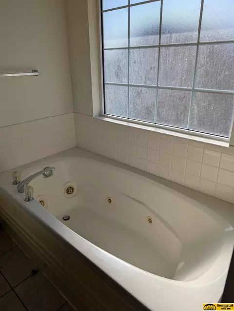 Bath - 1513 Crestview Ave, Beatrice, NE 68310 photo 5 of 7