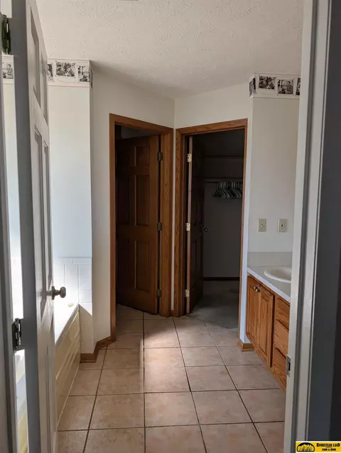 Bath - 1513 Crestview Ave, Beatrice, NE 68310 photo 2 of 7