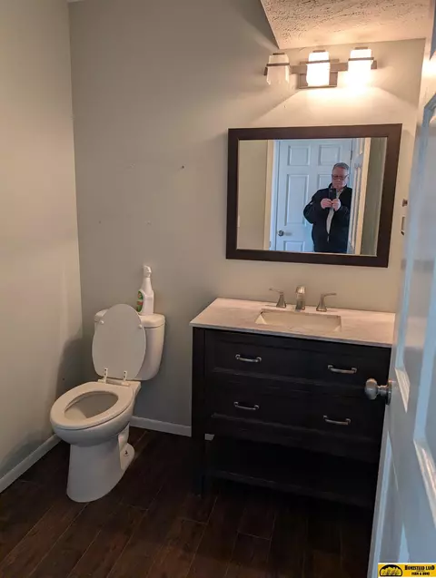 Bath - 1513 Crestview Ave, Beatrice, NE 68310 photo 1 of 7
