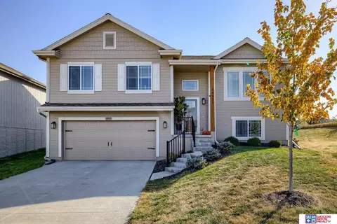 14911 Leeman Cir, Bennington, NE 68007