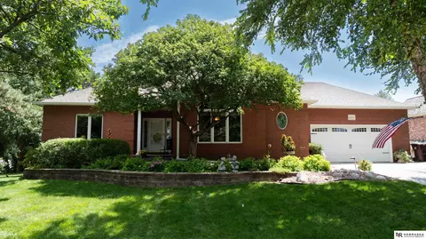 5700 Rolling Hills Blvd, Lincoln, NE 68512