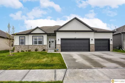 21136 Sunburst Ave, Elkhorn, NE 68022
