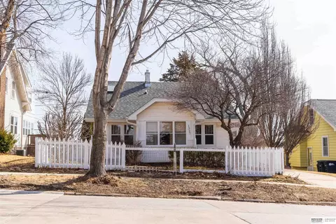 1327 S 52nd St, Omaha, NE 68106