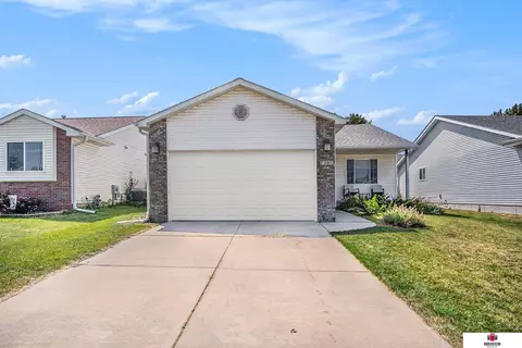 7301 Silverthorn Dr, Lincoln, NE 68521