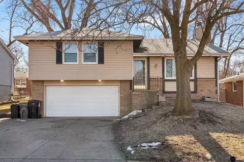 4800 Woodhaven Dr, Lincoln, NE 68516