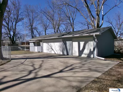 1518 Monroe St, Beatrice, NE 68310 photo 2