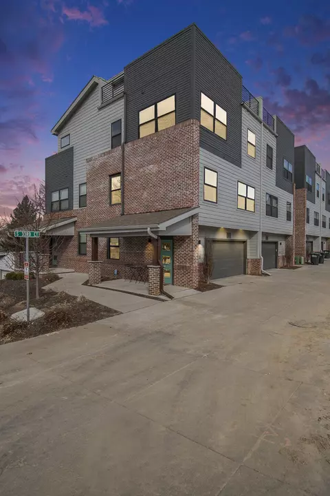 944 S 33 Ct, Omaha, NE 68105