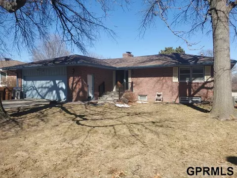 6032 Oakridge Dr, Lincoln, NE 68516