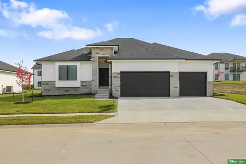 12367 Lake Vista Dr, Papillion, NE 68046