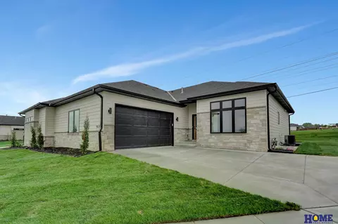 9121 Triana Ct, Lincoln, NE 68520