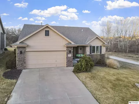 10200 Brentwood Dr, La Vista, NE 68128