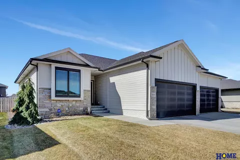 5835 Opus Dr, Lincoln, NE 68526