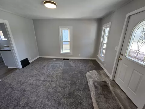 912 Scott St, Beatrice, NE 68310 photo 2