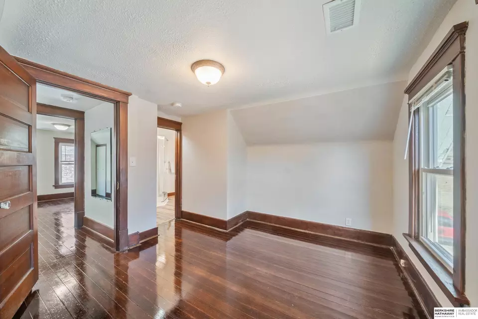 View of 286 Benton St, Council Bluffs, IA 51503 | MLS# 22505882 | 25 Photos ...