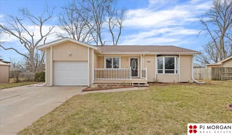 606 N Park Dr, Gretna, NE 68028