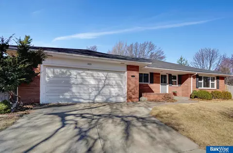 355 Bruce Dr, Lincoln, NE 68510