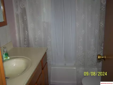 Bath - 1910 Arbor Ave, Beatrice, NE 68310 photo 2 of 5