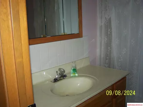 Bath - 1910 Arbor Ave, Beatrice, NE 68310 photo 3 of 5