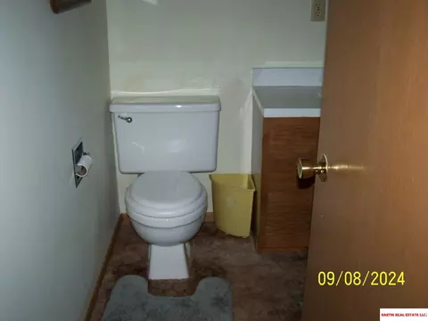 Bath - 1910 Arbor Ave, Beatrice, NE 68310 photo 5 of 5