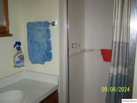 Bath - 1910 Arbor Ave, Beatrice, NE 68310 photo 4 of 5
