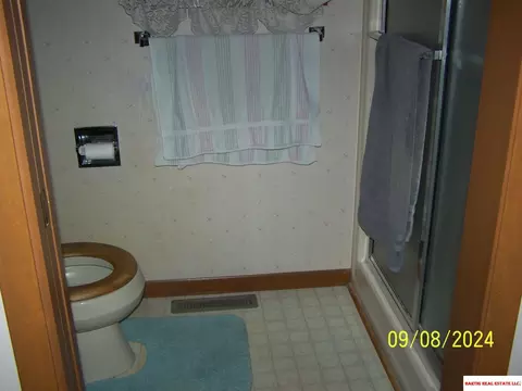 Bath - 1910 Arbor Ave, Beatrice, NE 68310 photo 1 of 5