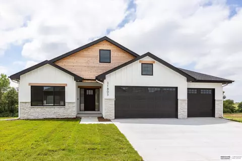 21805 Parkview Dr, Gretna, NE 68028