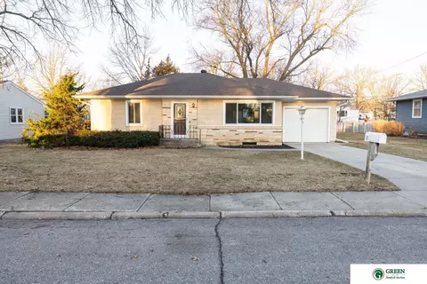2 Fairview Dr, York, NE 68467