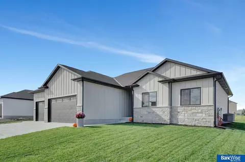 8719 S 80th St, Lincoln, NE 68516