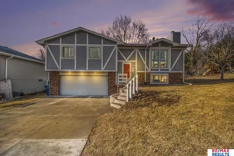 2409 Yorktown Plz, Bellevue, NE 68123