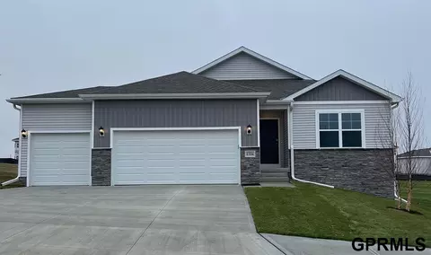 6305 Harvest Dr, Papillion, NE 68157