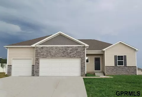 6313 Harvest Dr, Papillion, NE 68157
