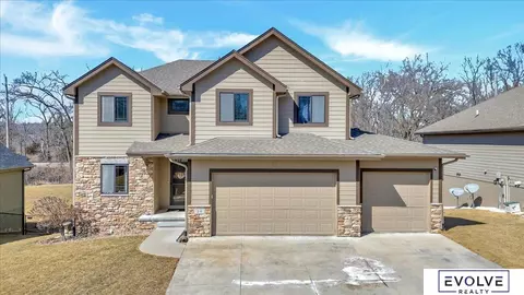 24 Kingsridge Dr, Council Bluffs, IA 51503