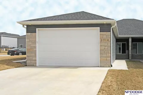 1714 NW 52nd St, Lincoln, NE 68528