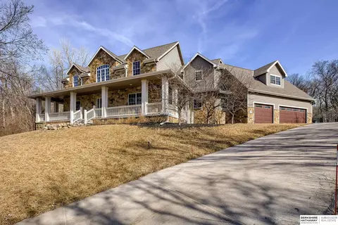 1126 Willow Wood Cir, Omaha, NE 68152