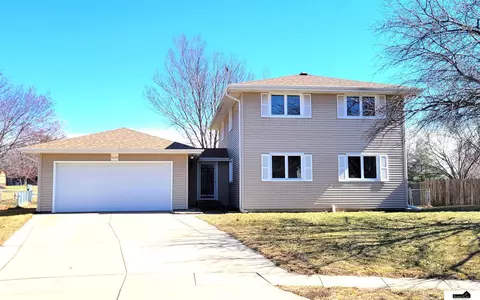 5620 Coyote Cir, Lincoln, NE 68516