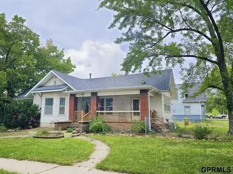 621 7th St, Fairbury, NE 68352