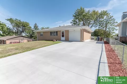 9405 Briarwood Ln, Bellevue, NE 68147