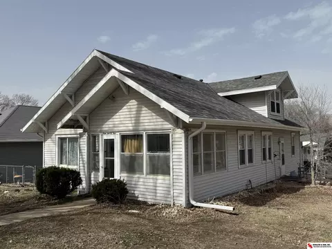 925 9th St, Fairbury, NE 68352