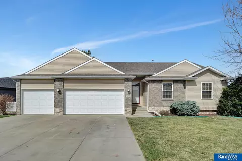 7211 Helen Witt Dr, Lincoln, NE 68512
