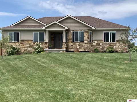 739 Spruce Ln, Palmyra, NE 68418