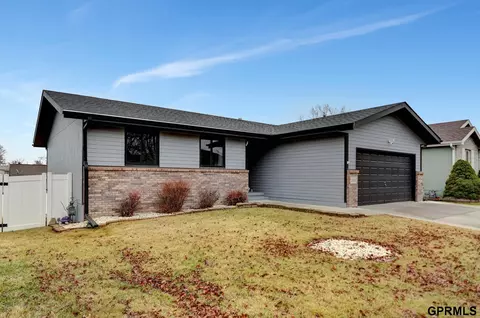 2024 NW 54th St, Lincoln, NE 68528