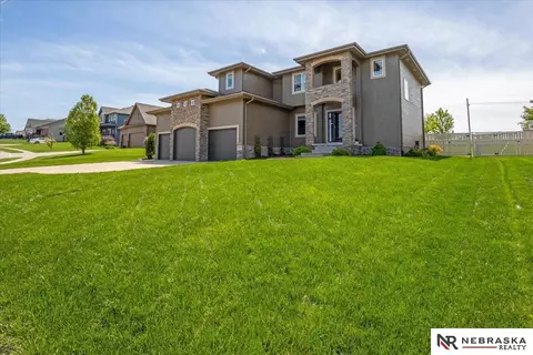 8201 Swallowtail St, Papillion, NE 68046