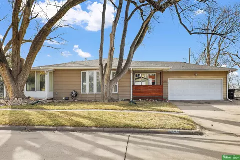 4864 S 54th St, Omaha, NE 68117