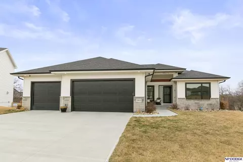 10918 Portage Dr, Papillion, NE 68046