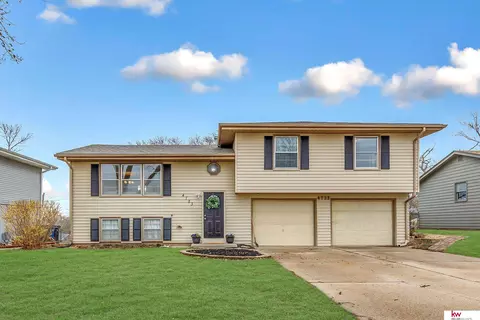 4723 N 96th St, Omaha, NE 68134