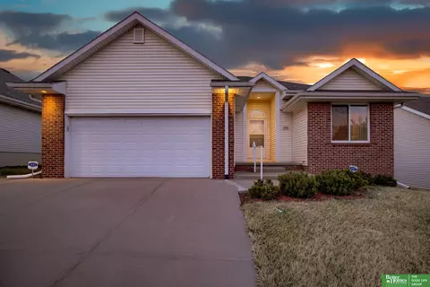 9204 Laurel Plz, Omaha, NE 68134