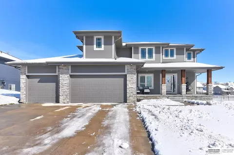 526 Locust St, Gretna, NE 68028