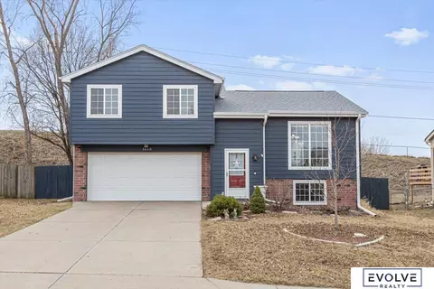 1135 Devon Dr, Papillion, NE 68046