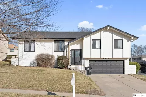 8718 Bayberry Rd, La Vista, NE 68128